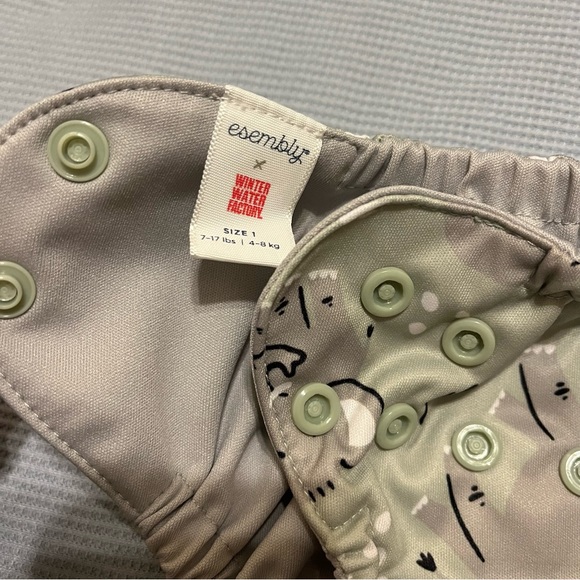 Esembly Cloth Diaper Outer Size 1. - Picture 2 of 3